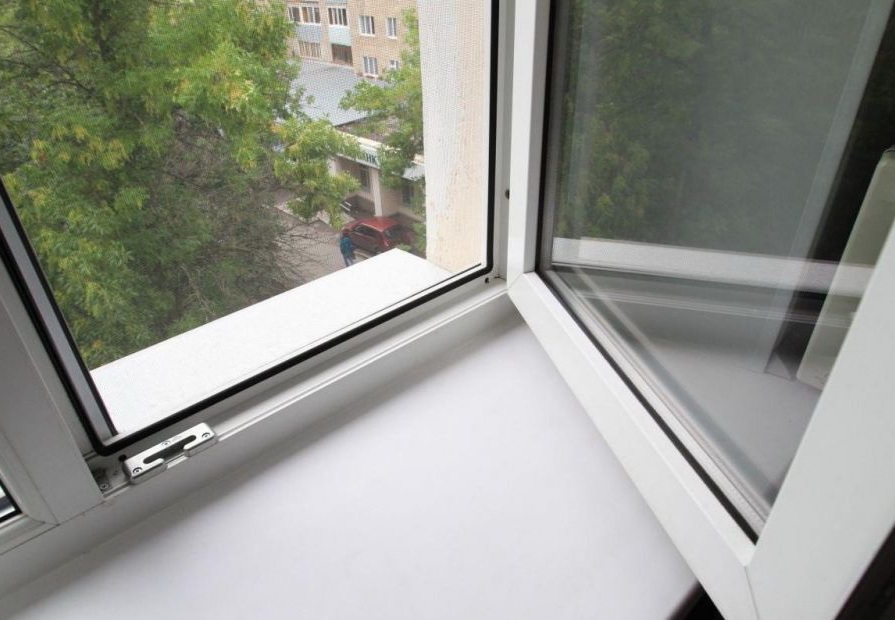 Киевлянин решил выброситься из окна высотки (видео)