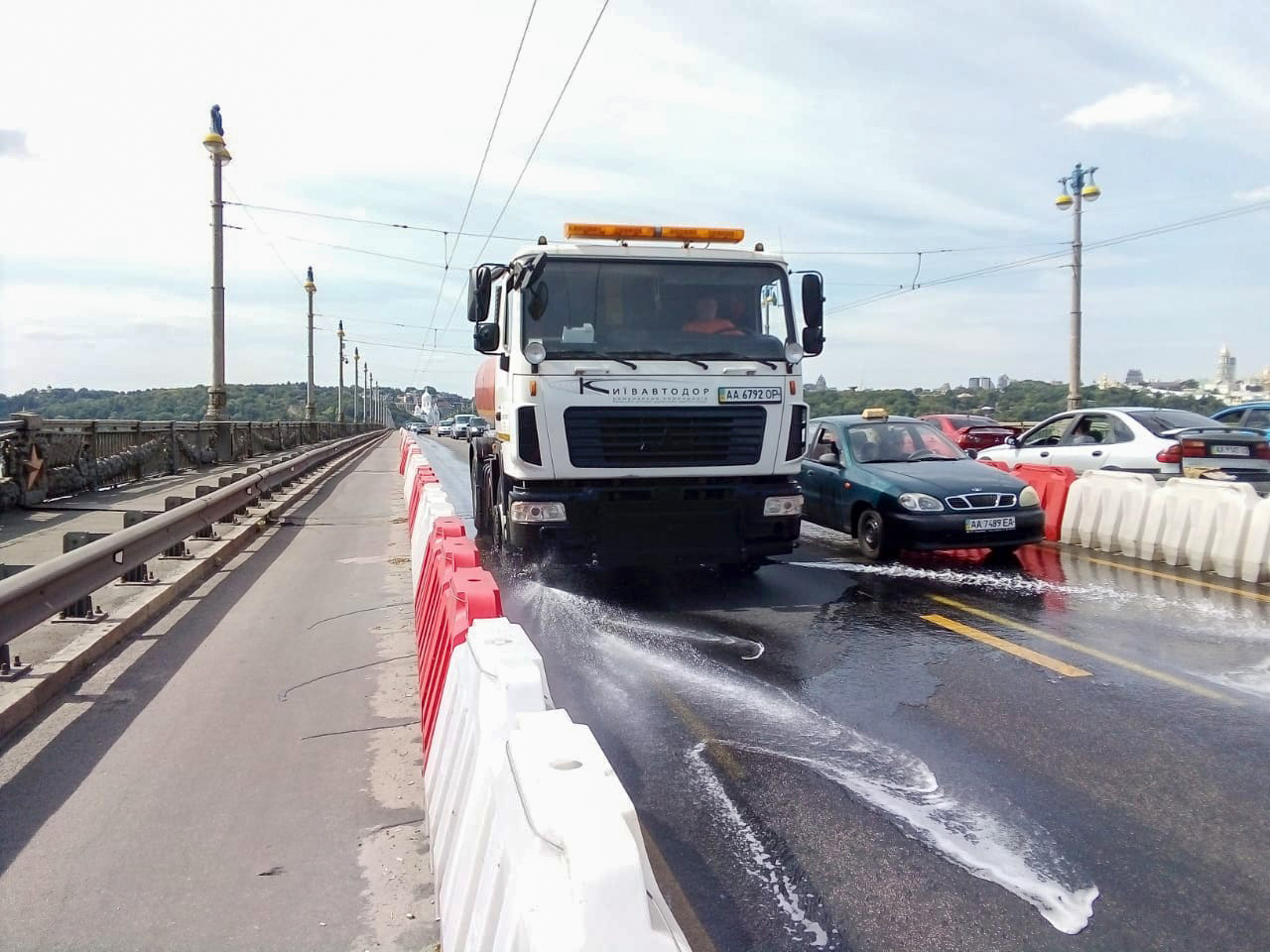 Киевские дороги усиленно поливают водой