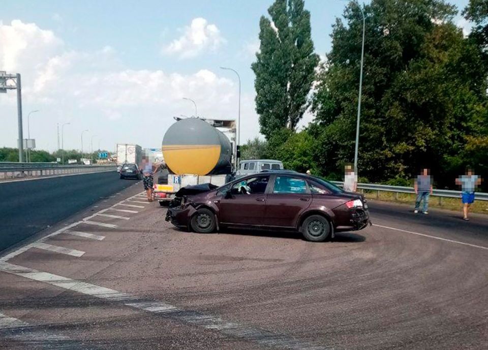 На трассе под Киевом ДТП, машины разбросало по дороге