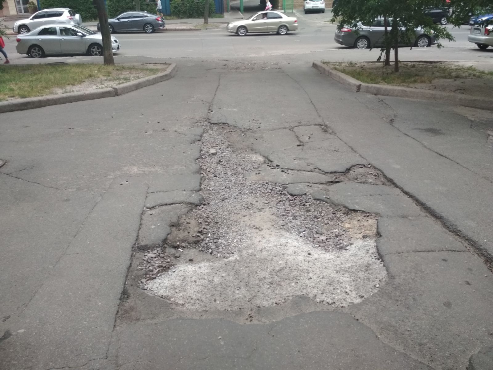 Жители Соломенки жалуются на разбитую дорогу