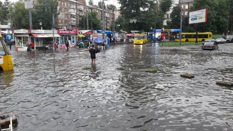 В Киеве затопило проспект (видео)