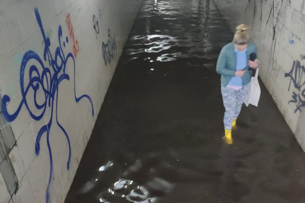 В Ирпене затопило подземный переход (видео)