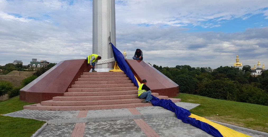 В Киеве испортился самый большой государственный флаг