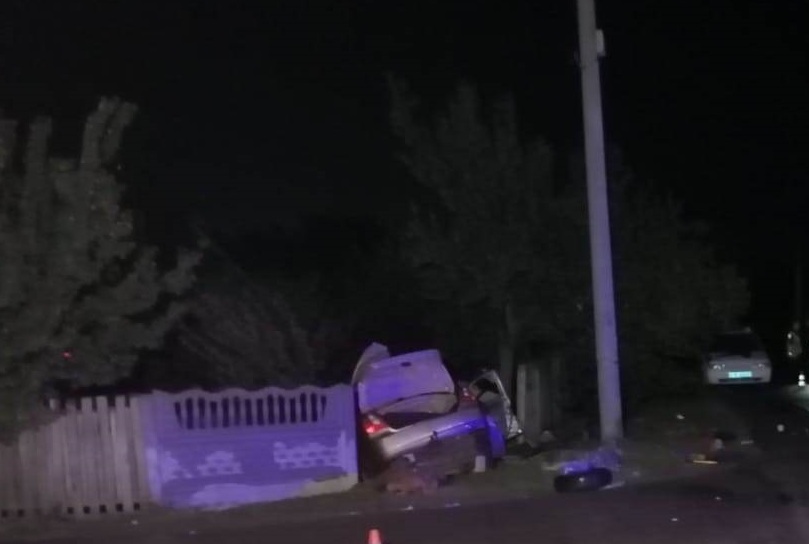 Набитая молодежью машина протаранила забор в Березани