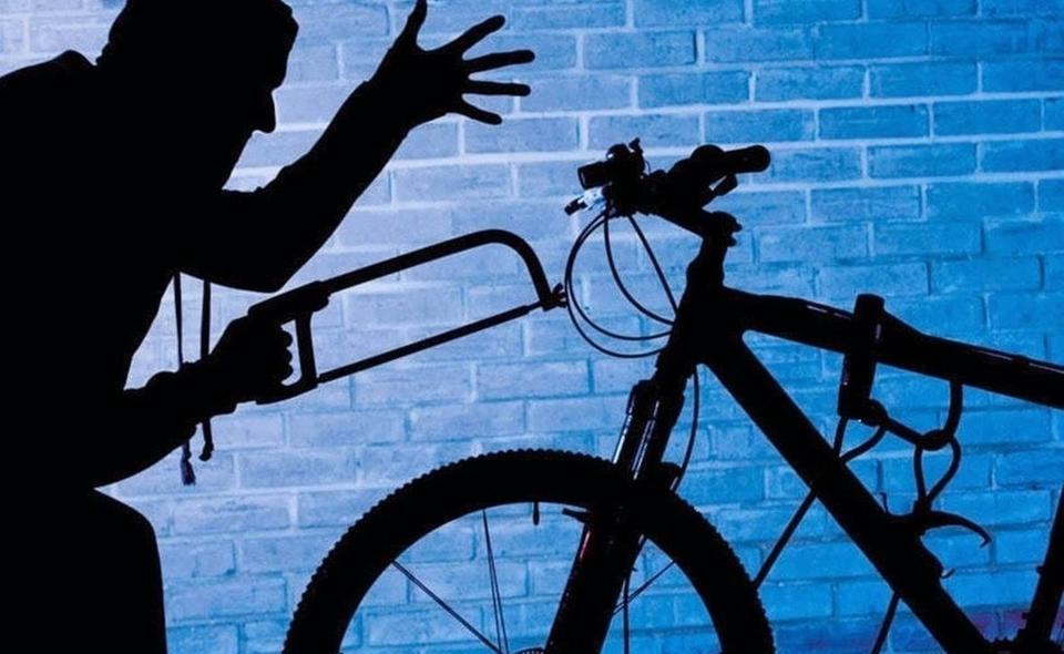 В Киеве похититель велосипеда попал в камеру наблюдения