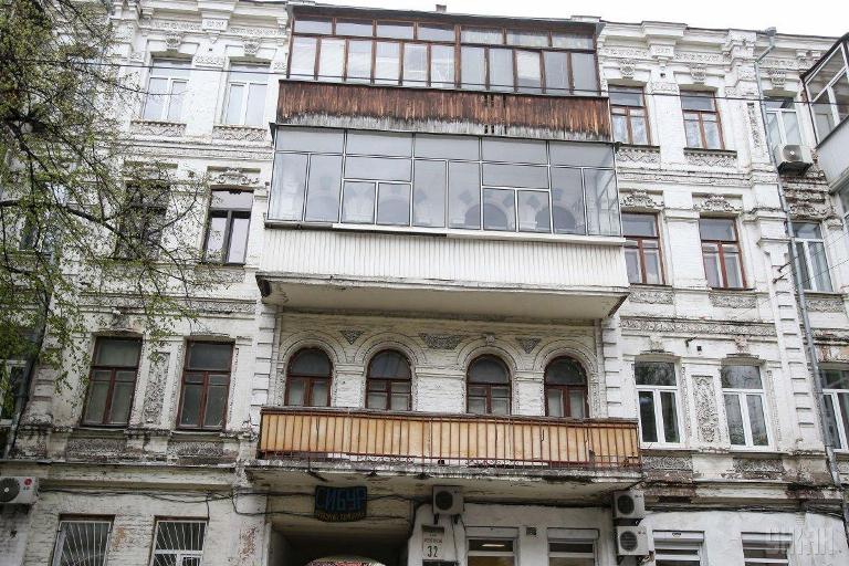 Киевляне просят запретить стеклить балконы в старинных домах