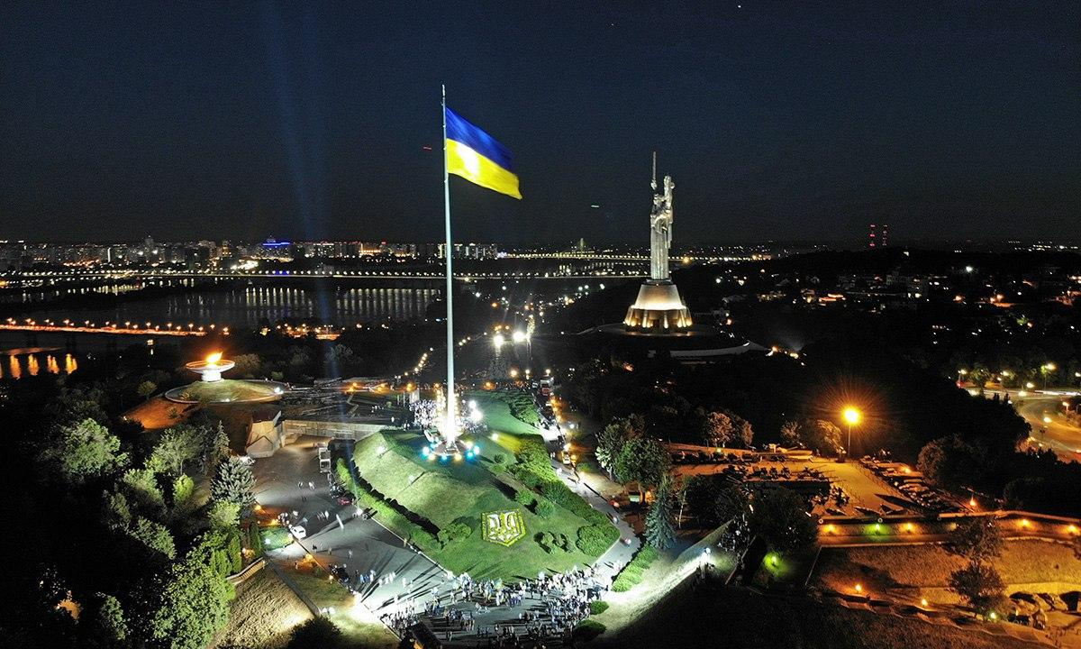 Возле самого большого флага в Киеве поймали вандала