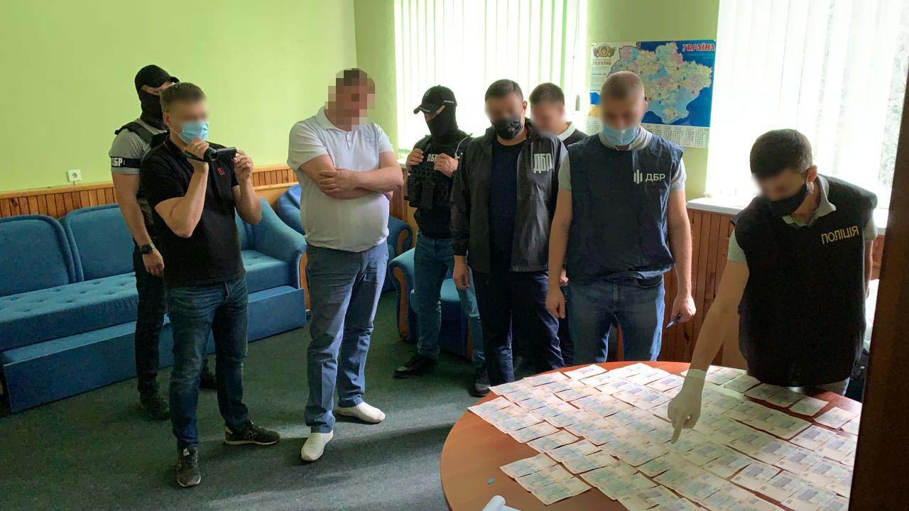 В Киеве чиновник попался на крупной взятке