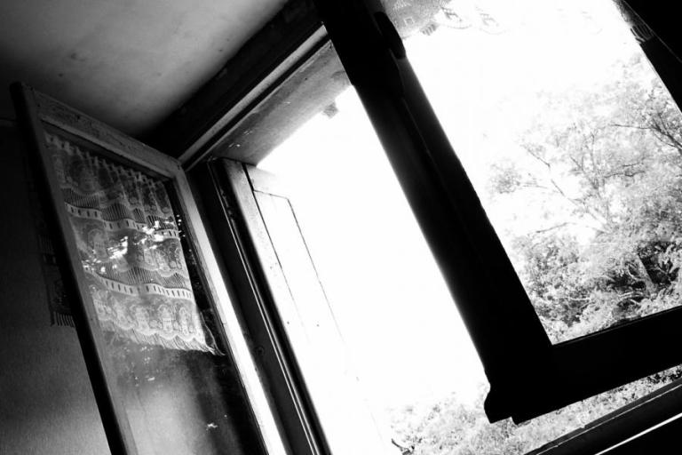 На Теремках женщина разбилась, выпав из окна (видео)