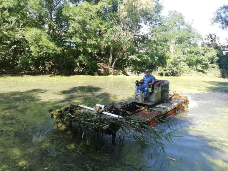 Озеро на Позняках чистят машиной-амфибией