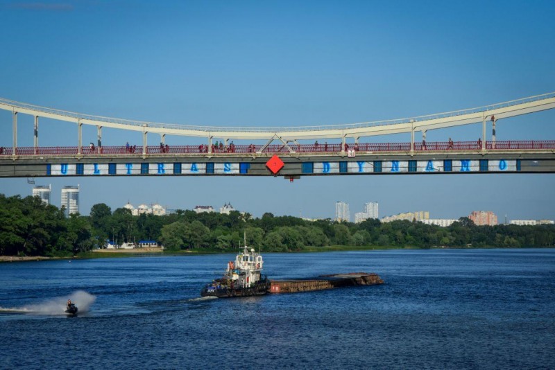 Киевляне требуют очистить Пешеходный мост от граффити
