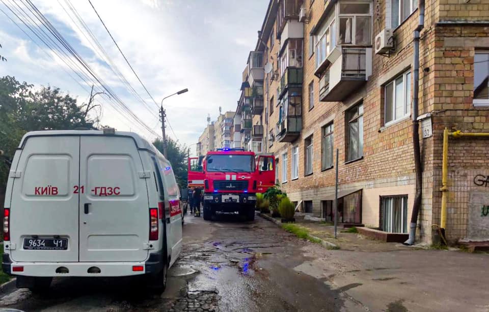 Из горящей квартиры в Киеве спасли семью