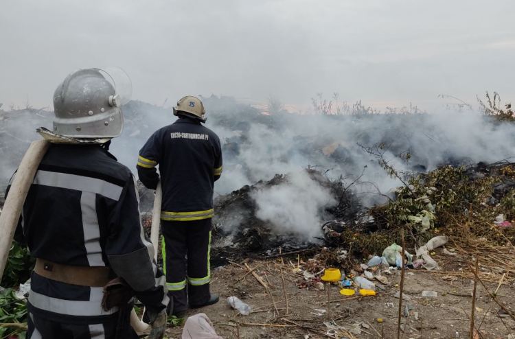 Под Киевом загорелась мусорная свалка