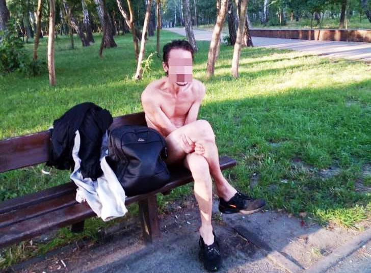 По столичному парку разгуливал голый посетитель