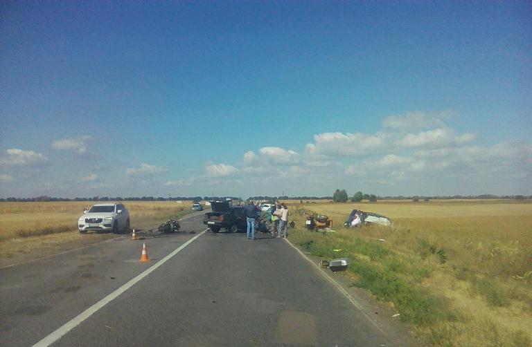 Под Киевом – авария, машины разбросало по дороге