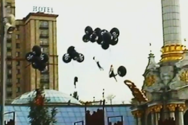 В Киеве чучела учителей и врачей запустили на воздушных шарах