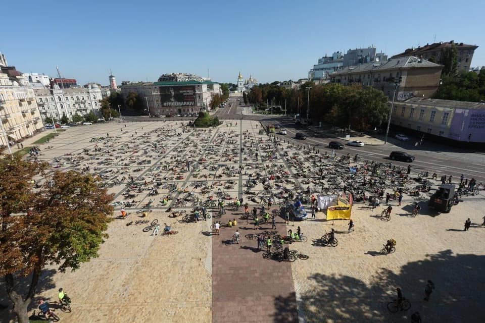 На Софийской площади улеглись 1000 велосипедистов