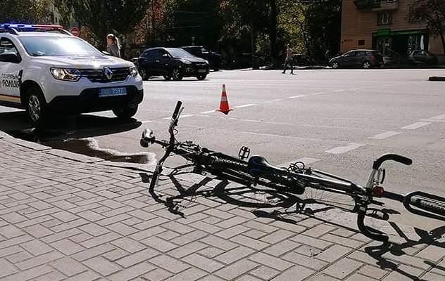 В Киеве велосипедист сбил женщину