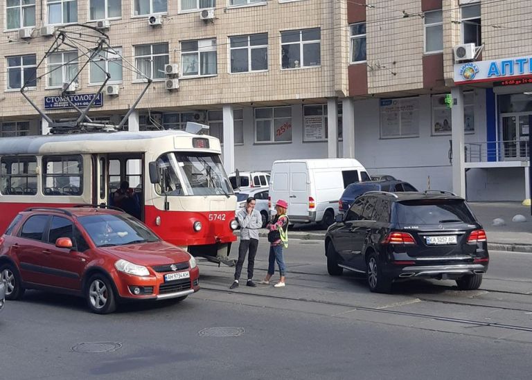 Из-за аварии на Подоле остановились трамваи