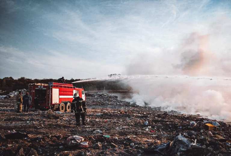 В Киеве загорелась мусорная свалка
