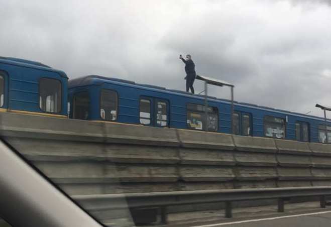 Экстремал устроил фотосессию на крыше вагона метро