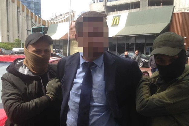 В Киеве чиновник попался на крупной взятке