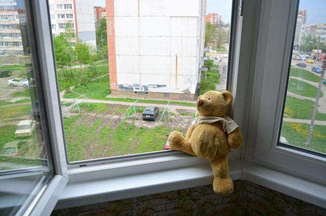 В Киеве школьница разбилась, выпав из окна