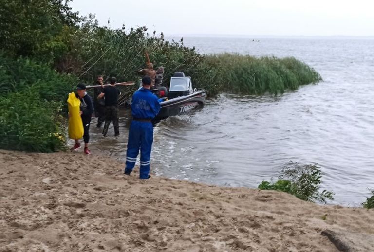 Посреди Днепра под Киевом перевернулась лодка с людьми