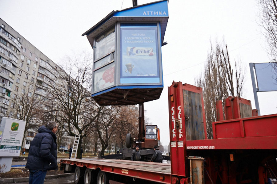 В Киеве снесли сотню МАФов