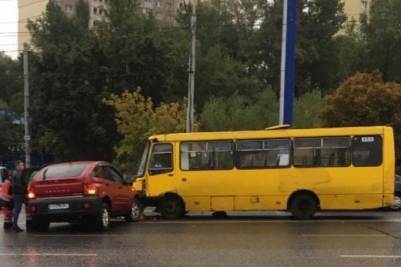 В Киеве маршрутка попала в ДТП