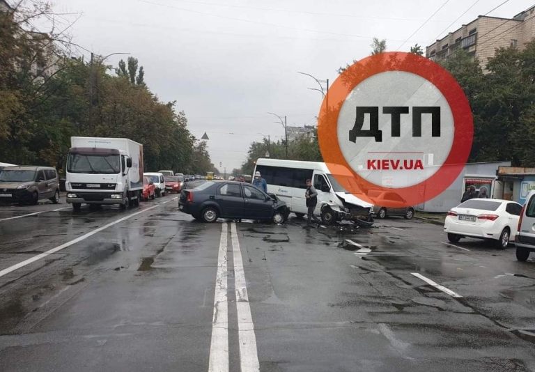 На Лесном – авария, машины разбросало по дороге