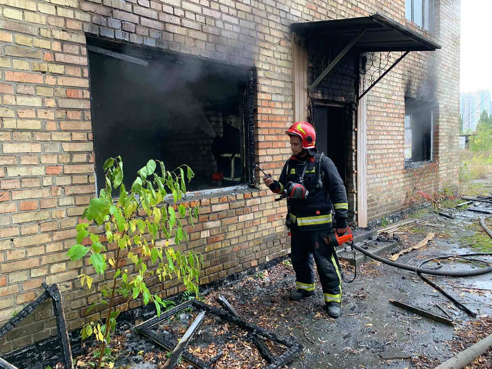 На заброшенном заводе в Киеве вспыхнул пожар