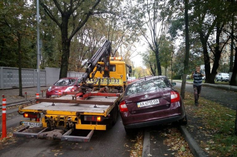 С улиц Киева массово вывозят автомобили