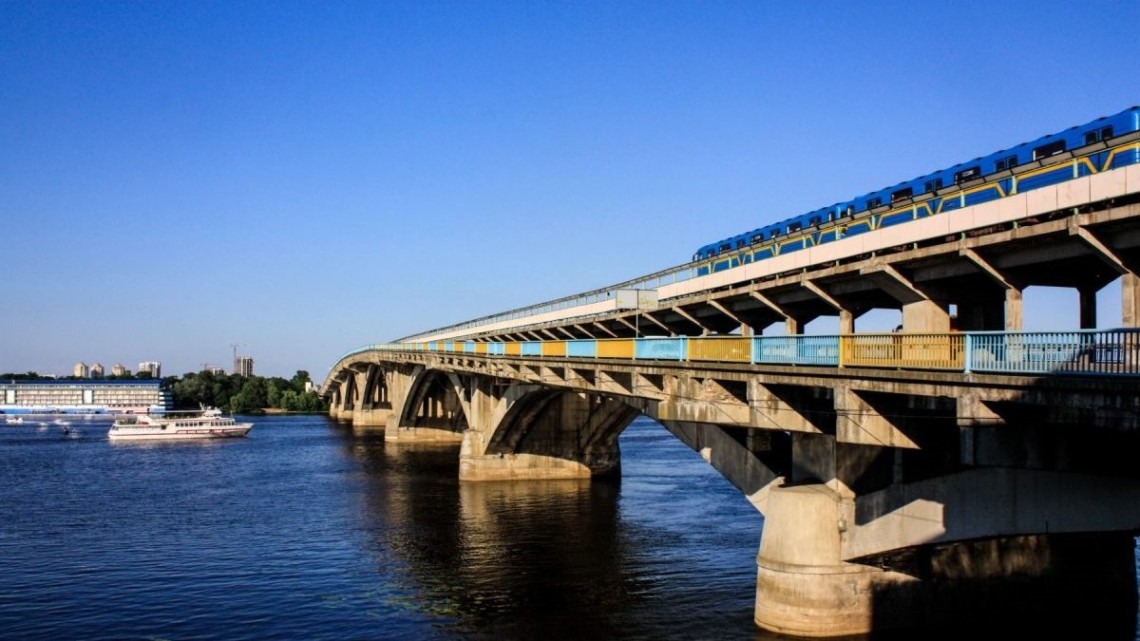 В Киеве мужчина пытался прыгнуть с моста Метро