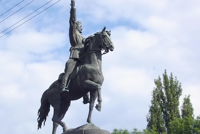 Киевляне предлагают переделать памятник Щорсу