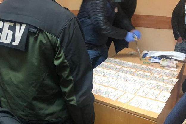 Киевский полицейский вымогал крупную взятку у мошенника