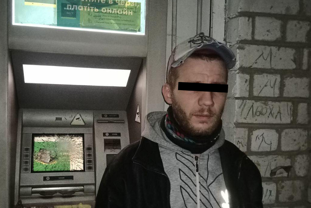 Киевлянин разбил банкомат Ощадбанка