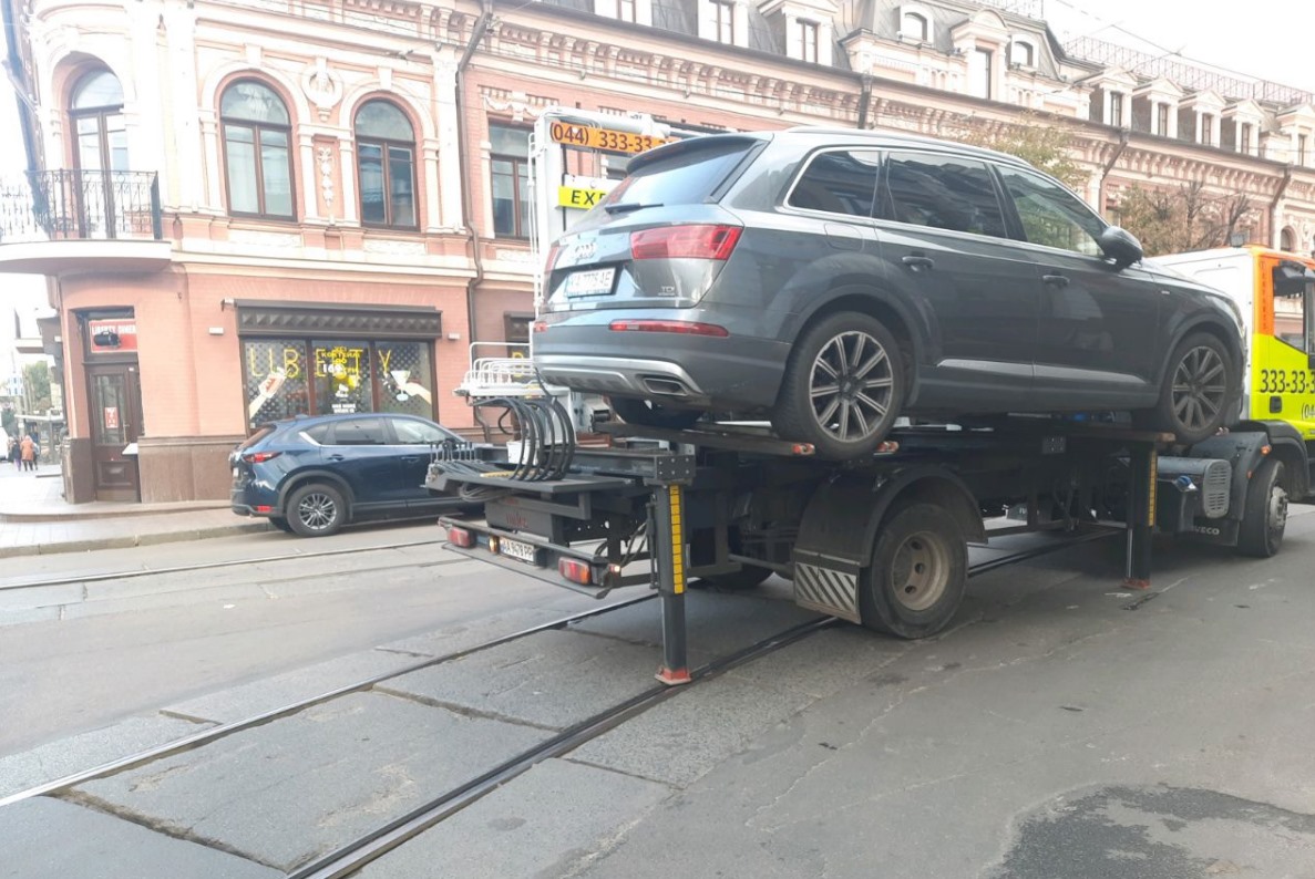 Киевский герой парковки заблокировал движение трамваев