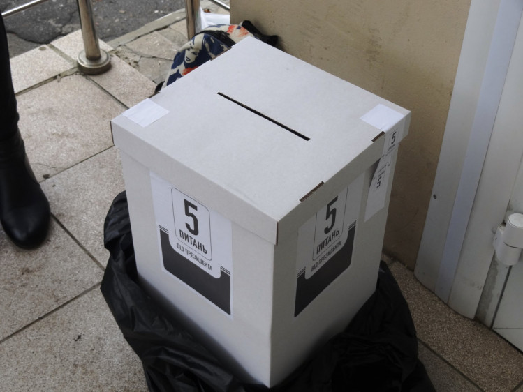 В Харькове украли коробку с опросом от Зеленского