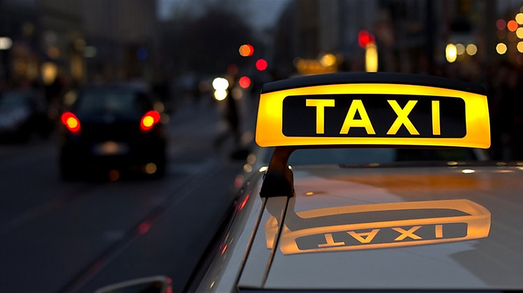 Киевский таксист грубо нарушил правила движения (видео)