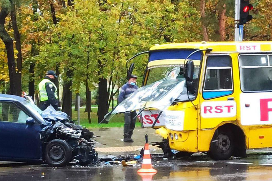В Киеве маршрутка попала в ДТП. Есть пострадавшие