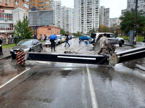 В Киеве - масштабная авария на стройке (видео)
