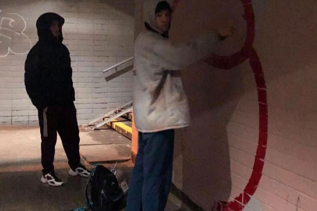 На станции метро "Черниговская" действуют вандалы