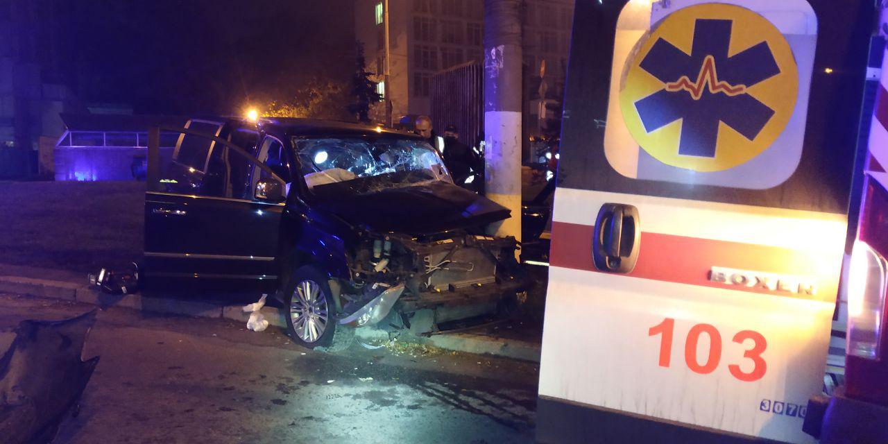 Киевские спасатели извлекли водителя из разбитой машины