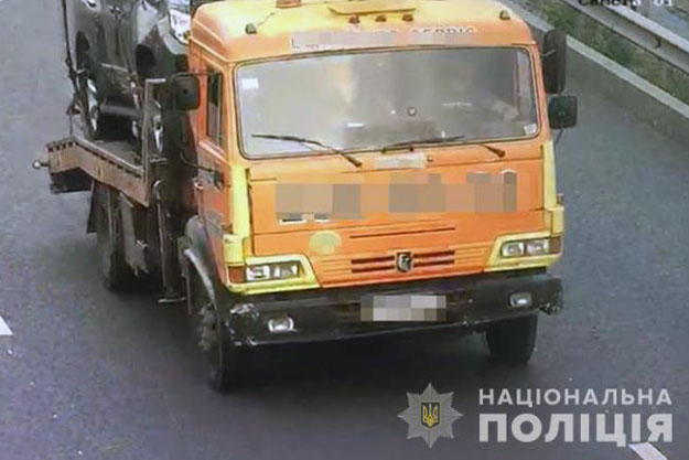 В Киеве Lexus угнали с помощью эвакуатора