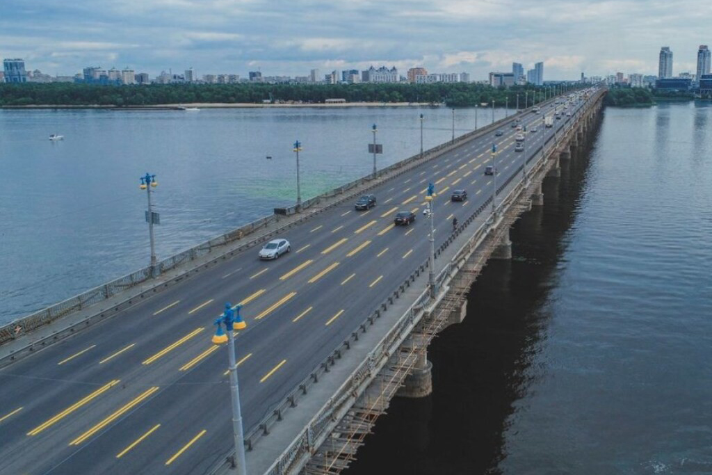 В Киеве минировали два магазина и мост