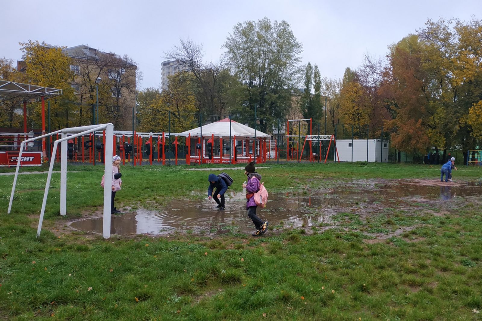 В Вишневом школьный стадион превратился в болото