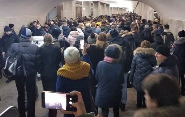 В киевском метро – огромные очереди (видео)