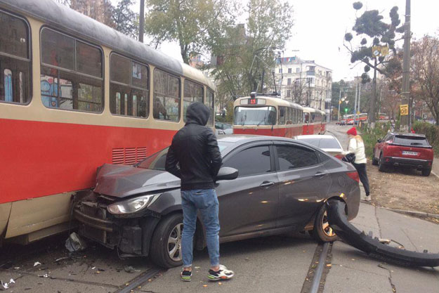 В Киеве легковушка протаранила трамвай