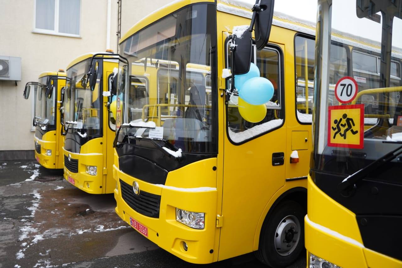 Для школ Киевской области купили 9 автобусов